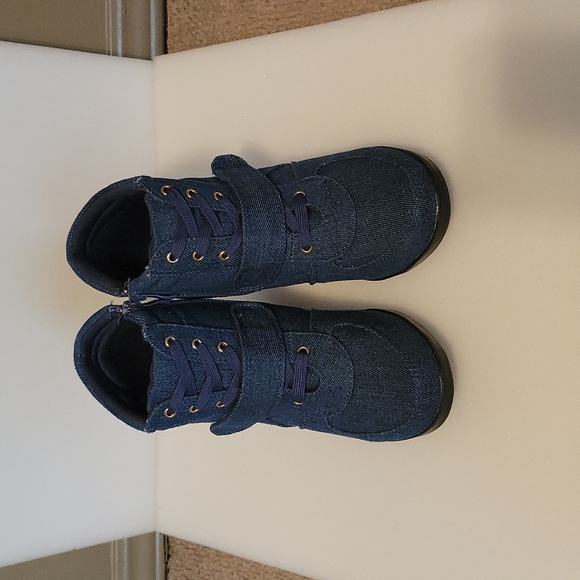 Shoes - Picture 2 of 6